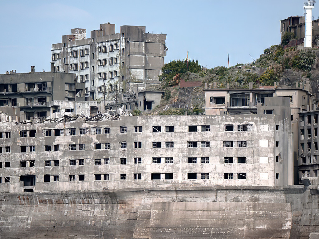 軍艦島31号棟アパートと肥前端島灯台付近