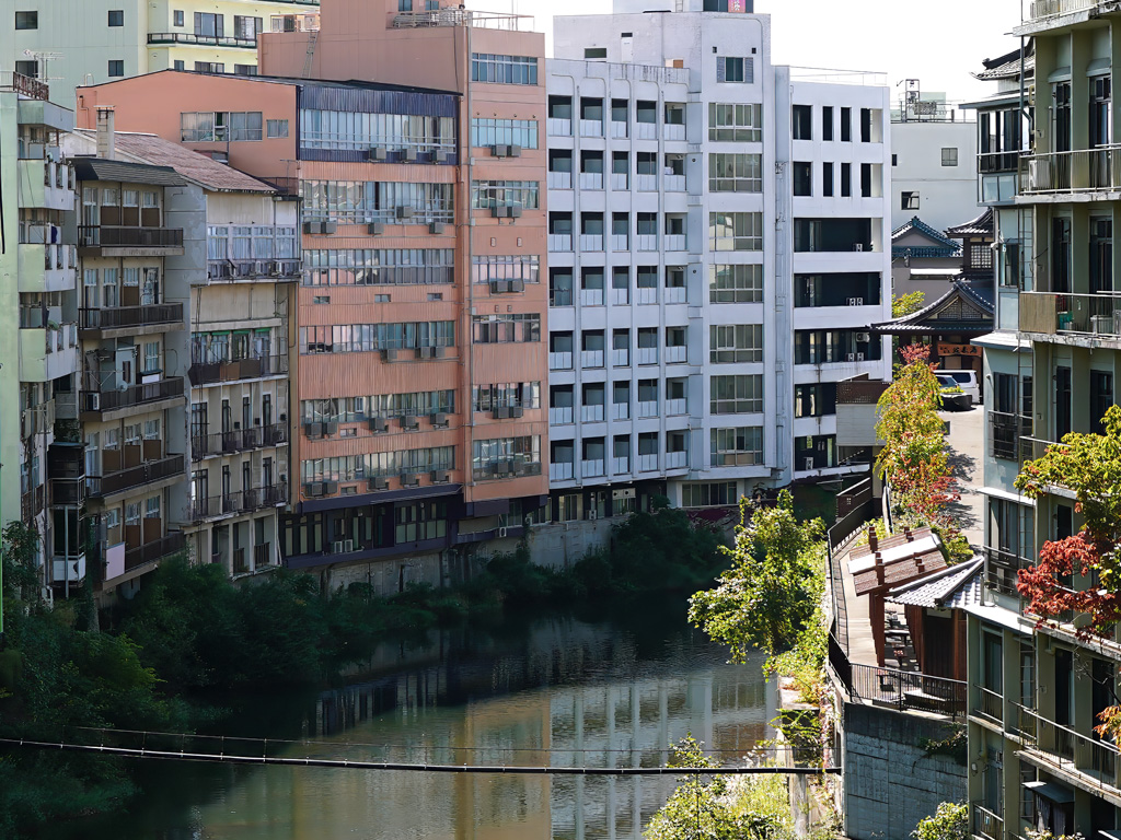 川沿いの温泉郷